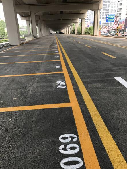 顺河高架下新增400多个停车位 预计月底前达到使用标准