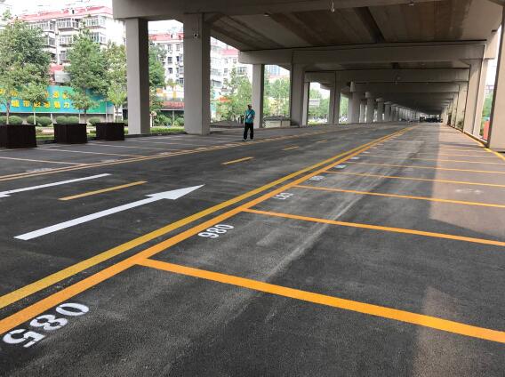 顺河高架下新增400多个停车位 预计月底前达到使用标准