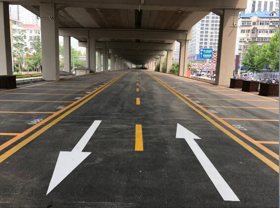 顺河高架下新增400多个停车位 预计月底前达到使用标准