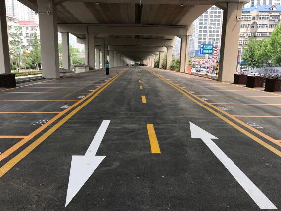 顺河高架下新增400多个停车位 预计月底前达到使用标准