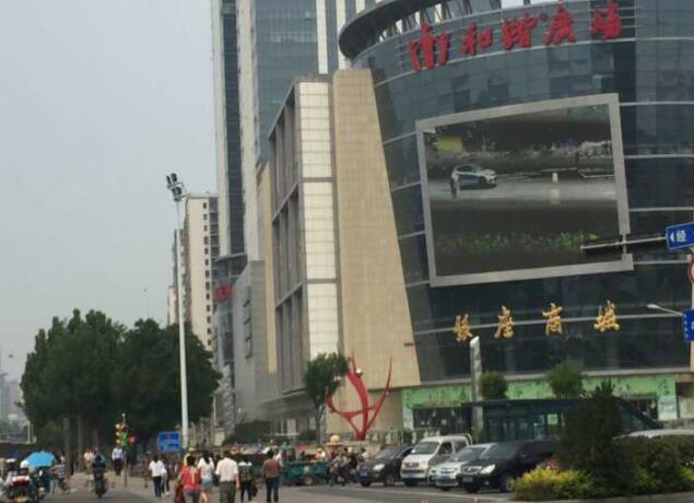 济南行人闯红灯处罚再升级！和谐广场大屏幕轮滚曝光