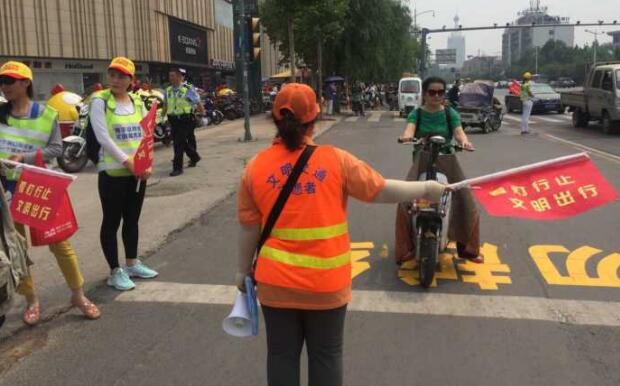 济南行人闯红灯处罚再升级！和谐广场大屏幕轮滚曝光