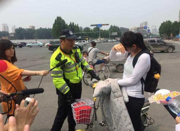 济南行人闯红灯处罚再升级！和谐广场大屏幕轮滚曝光