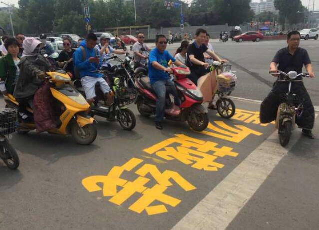 济南行人闯红灯处罚再升级！和谐广场大屏幕轮滚曝光