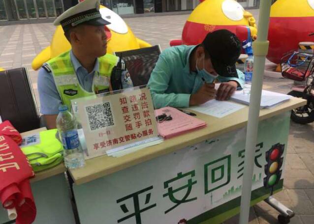 济南行人闯红灯处罚再升级！和谐广场大屏幕轮滚曝光