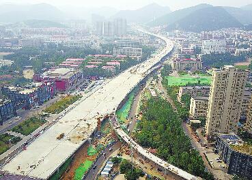 济南燕山立交有望下月通车 部分路段开始安装隔音屏