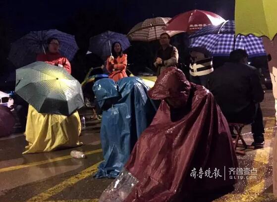 泰安近百家长幼儿园门口冒雨守一夜 只为给娃抢个号