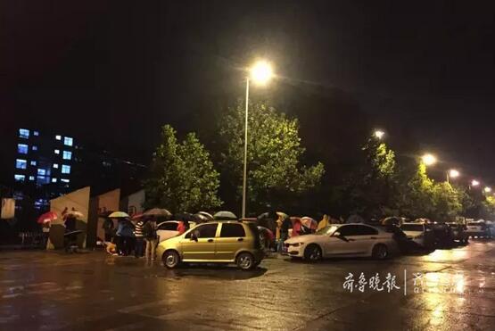 泰安近百家长幼儿园门口冒雨守一夜 只为给娃抢个号