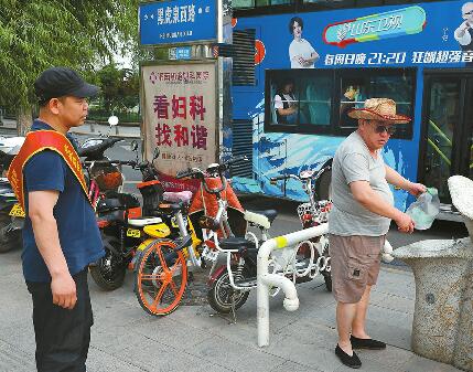 历下区倡导文明取水 召集志愿者在泉水直饮点周边劝导大桶客