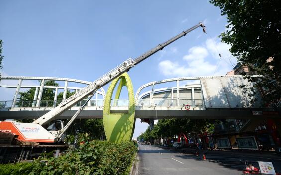 桥体广告牌拆除 森林公园南门附近天桥隐藏6年终露脸