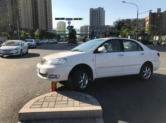 济南女司机驾车转弯撞上U形隔离柱 悬在半空中动弹不得