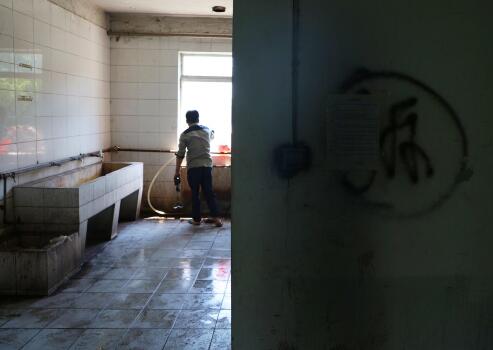 再见球磨铸铁 济南75岁老职工骑车3公里只为看最后一眼