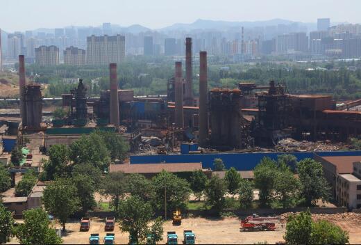 再见球磨铸铁 济南75岁老职工骑车3公里只为看最后一眼