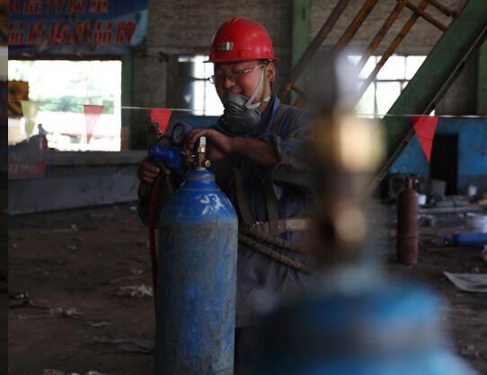 再见球磨铸铁 济南75岁老职工骑车3公里只为看最后一眼