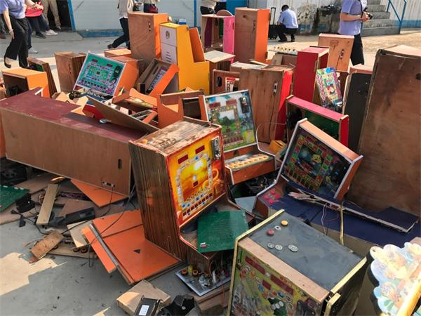 济南现场销毁八十余台赌博机 经营者通过芯片做手脚