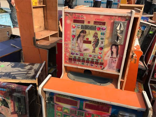 济南现场销毁八十余台赌博机 经营者通过芯片做手脚