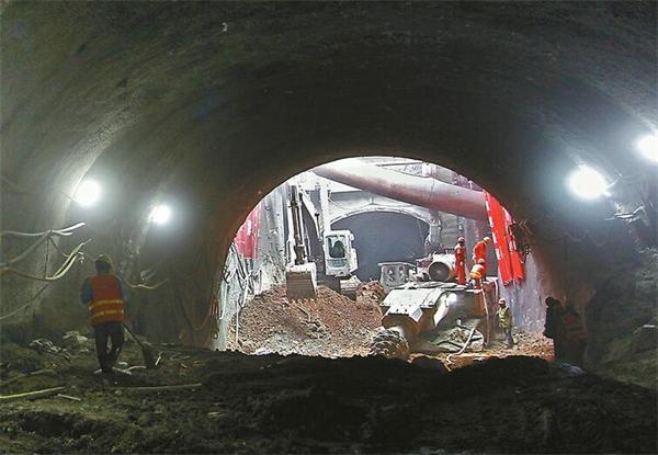 顺河高架南延隧道第一区间左线贯通 距通车又近一步