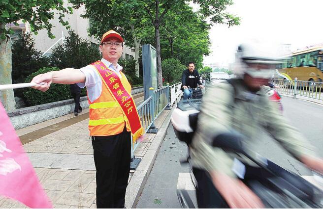 山东省委办公厅组织志愿者为济南创城奉献力量