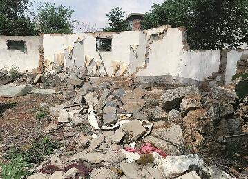 凤岐路北段大量建筑垃圾裸露