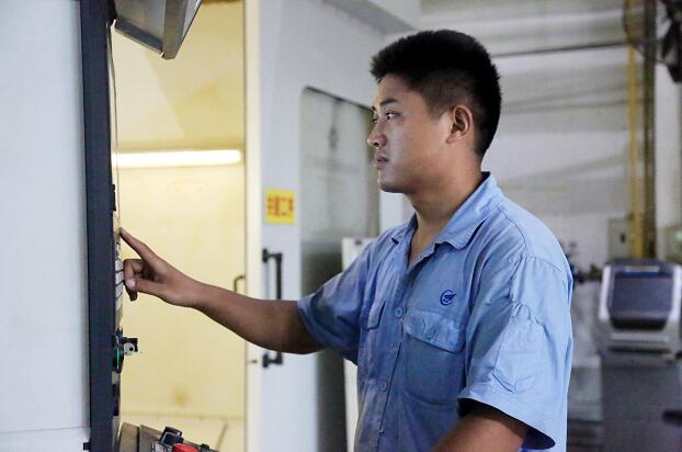 首届“济南工匠”获得者王国成:工匠更要做好“传帮带”