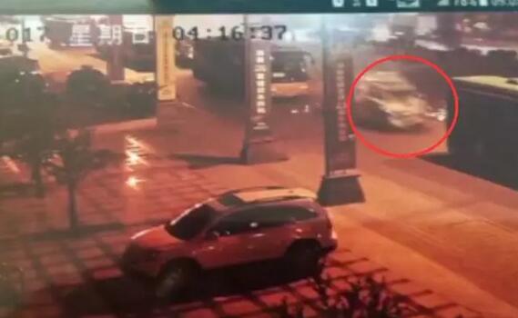 济南一轿车正常行驶突然被撞 竟在原地转了9圈