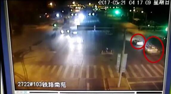 济南一轿车正常行驶突然被撞 竟在原地转了9圈