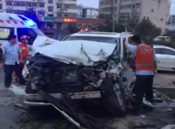 济南一轿车正常行驶突然被撞 竟在原地转了9圈