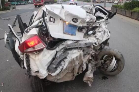 济南一轿车正常行驶突然被撞 竟在原地转了9圈