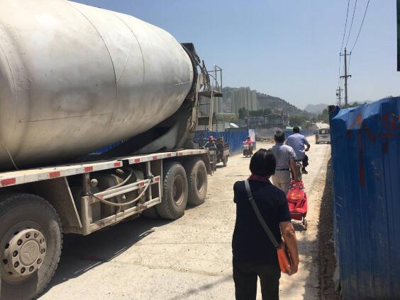 济南圣贤路5公里路段全是“坑” 车过掀起2米浮土