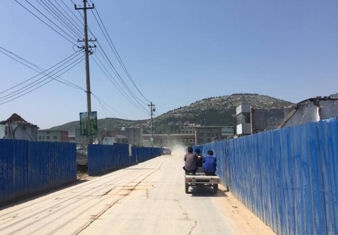 济南圣贤路5公里路段全是“坑” 车过掀起2米浮土