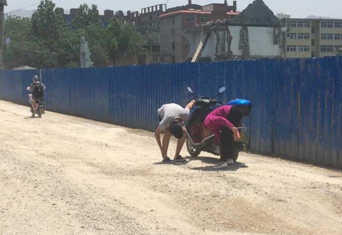 济南圣贤路5公里路段全是“坑” 车过掀起2米浮土