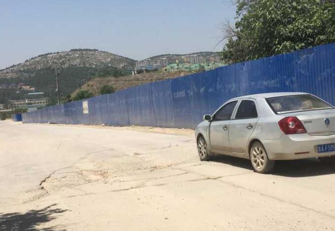 济南圣贤路5公里路段全是“坑” 车过掀起2米浮土