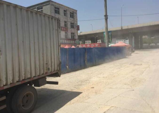 济南圣贤路5公里路段全是“坑” 车过掀起2米浮土