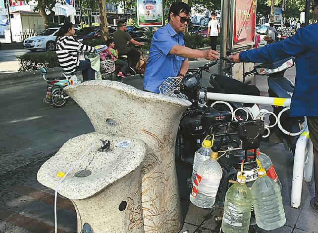 停停停！这不是大桶花样取水比赛 再控制不住自己的手小心群众盯上你