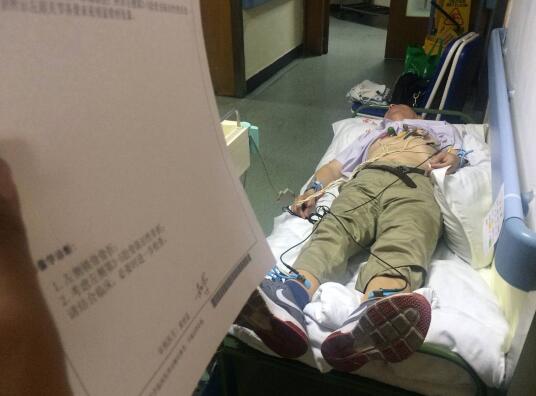 济南一公交车突然失控冲进绿化带 8名乘客受伤