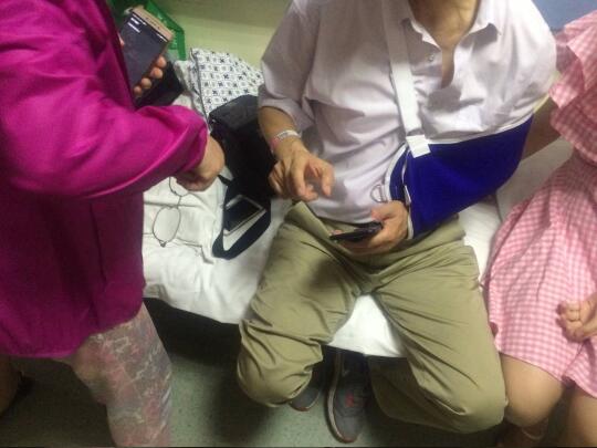 济南一公交车突然失控冲进绿化带 8名乘客受伤