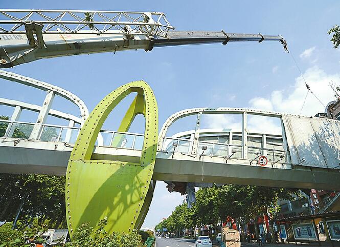 “藏”了6年过街天桥终显真容 状如泉涌形似柳叶成泉城一大亮点