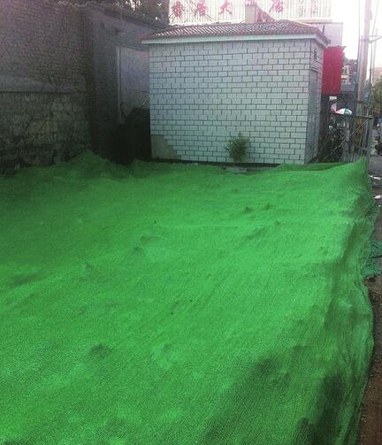 文化东路与山师东路交叉口建筑垃圾已经覆盖