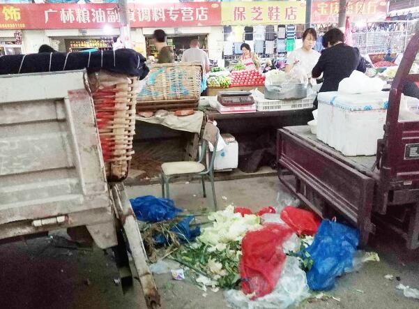 张庄路老屯市场垃圾遍地配套不全 市民期盼相关部门整改