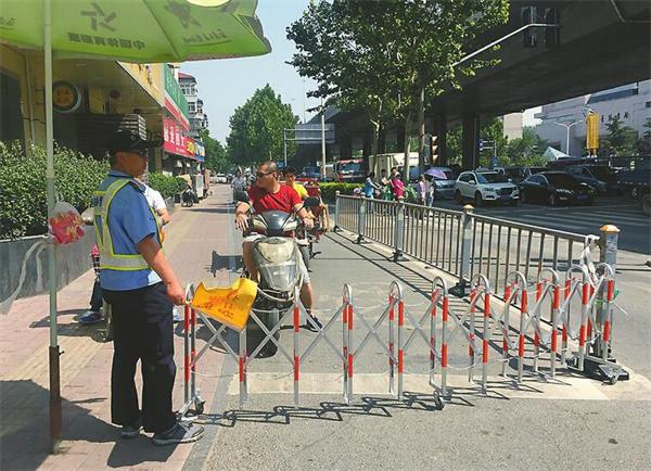治闯红灯济南首用伸缩护栏 有行人面对交警照闯不误
