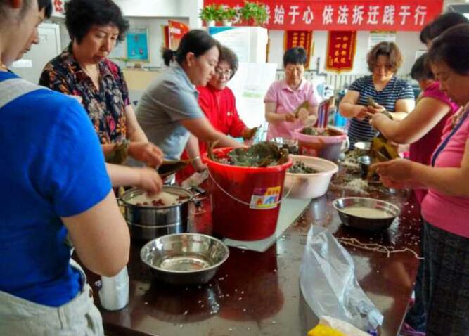 济南济南南辛庄街道各党组织“迎端午、包粽子”