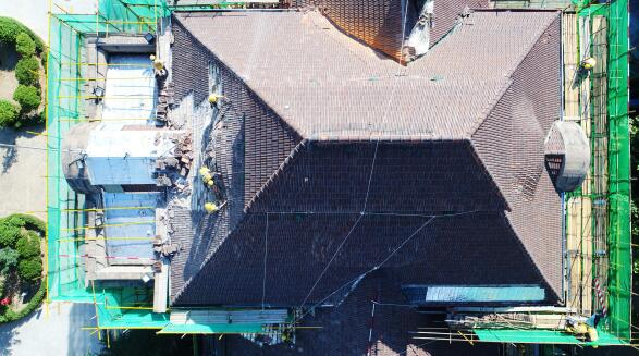 防止雨季渗漏！济南数名工人“飞檐走壁”修缮百年火车站 