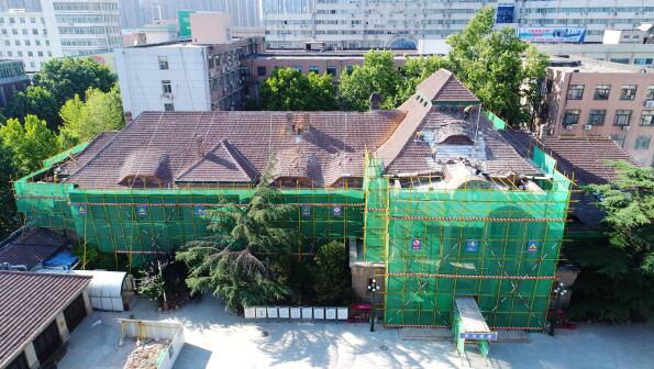 防止雨季渗漏！济南数名工人“飞檐走壁”修缮百年火车站 