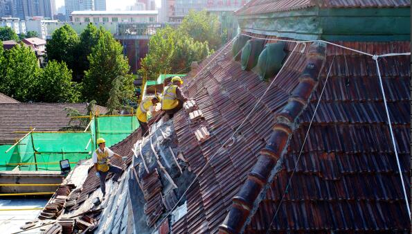 防止雨季渗漏！济南数名工人“飞檐走壁”修缮百年火车站 