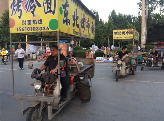 济南洪楼夜市搬新家第一天  业户早早等待入场