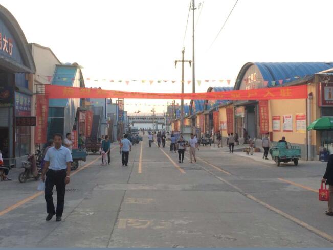 济南洪楼夜市搬新家第一天  业户早早等待入场