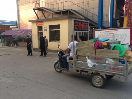 济南洪楼夜市搬新家第一天  业户早早等待入场