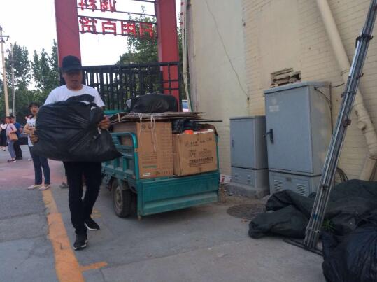 济南洪楼夜市搬新家第一天  业户早早等待入场
