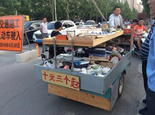 济南洪楼夜市搬新家第一天  业户早早等待入场