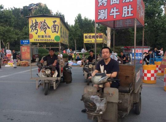 济南洪楼夜市搬新家第一天  业户早早等待入场